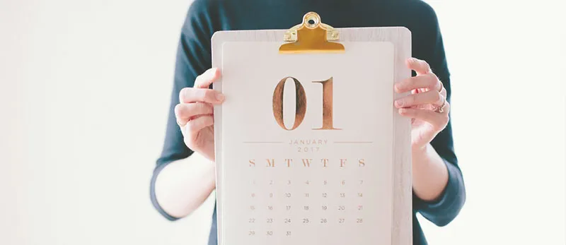 Mulher segurando um calendário