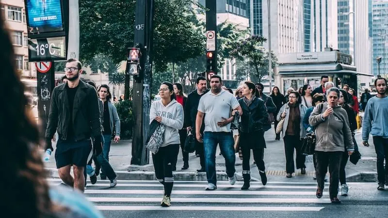 Imagem de pessoas andando pela calçada Kaique Rocha