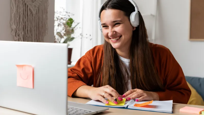 Aprenda a ensinar online: estratégias que vão fazer seus alunos amarem suas aulas!