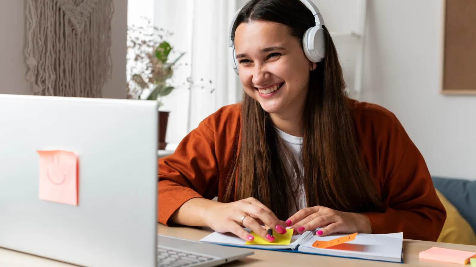 Aprenda a ensinar online: estratégias que vão fazer seus alunos amarem suas aulas!