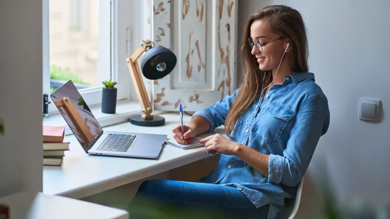 Deixe de ser refém do trabalho convencional: aprenda como rentabilizar seus cursos na internet!