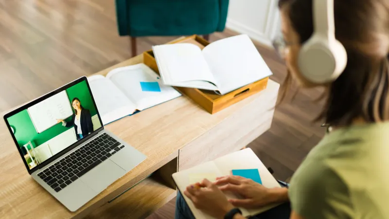 Educação online pode ser tão eficiente quanto presencial? A resposta está na psicologia da aprendizagem