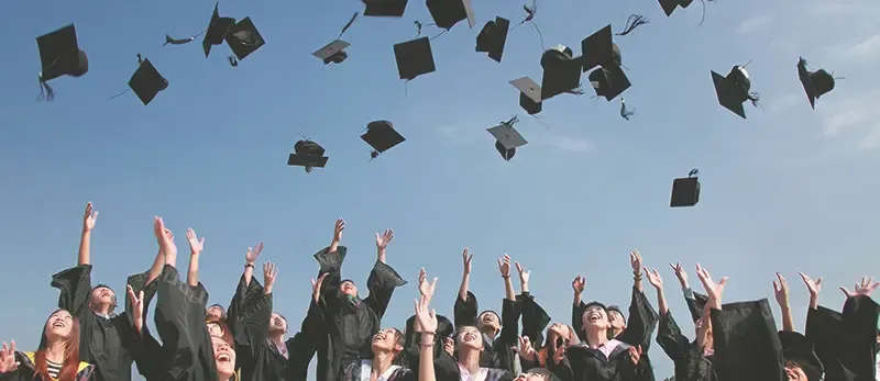 Qual a importância das bolsas de estudo para a democratização do ensino superior?