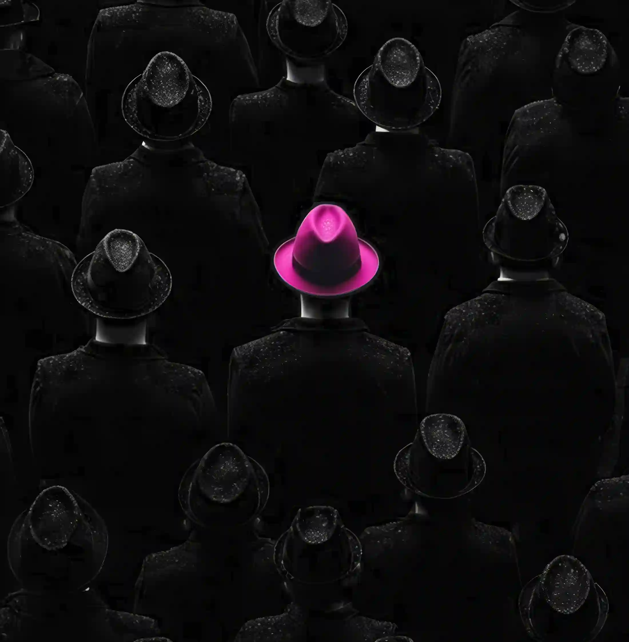 Multidão de figuras com chapéus pretos, uma destacada em magenta